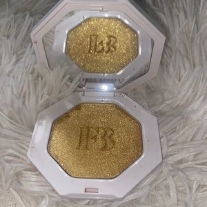 Fenty beauty  “trophy wife” highlighter